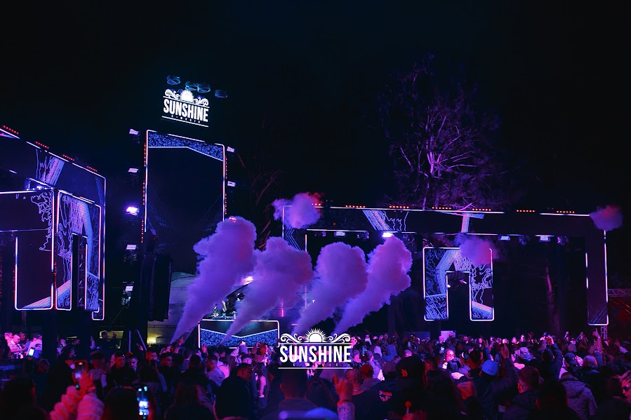 Palco do Sunshine e-music com o letreiro do festival aceso à noite